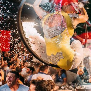 מופע אקרובטי לאירוע