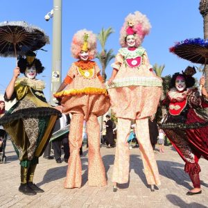 פסלים אנושיים, ליצנים או הולכי קביים – מה מתאים לאירוע שלכם?