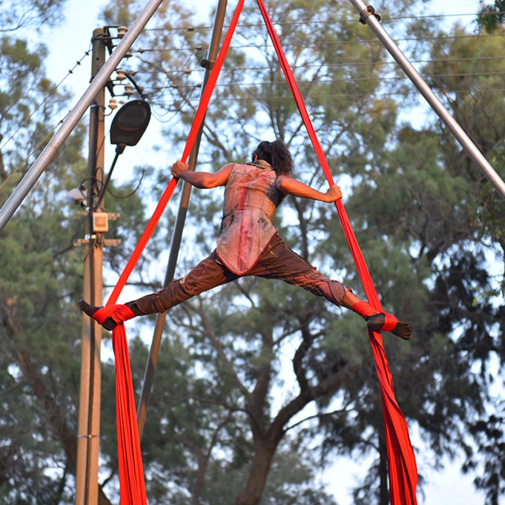 מופעי קרקס לילדים עם דמויות צבעוניות