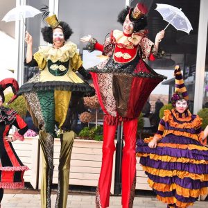 מופע של הולכי קביים לאירועים מיוחדים מופע של הולכי קביים לאירועים מיוחדים